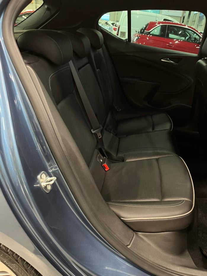 2017 Opel Astra 1.6 T Sport 5 Door Q2FyTGlzdGluZzoyNzEzMjA R209000